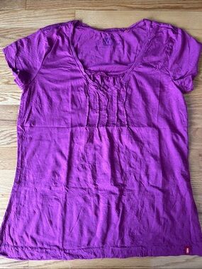 Edc Women's Magenta Short Sleeve Scoop Neck Tee with Pintuck Detail
